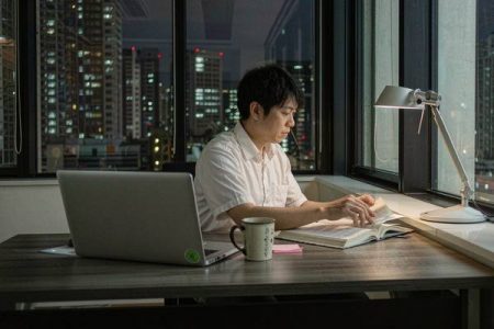 傍晚办公室里看书备考的在职考生